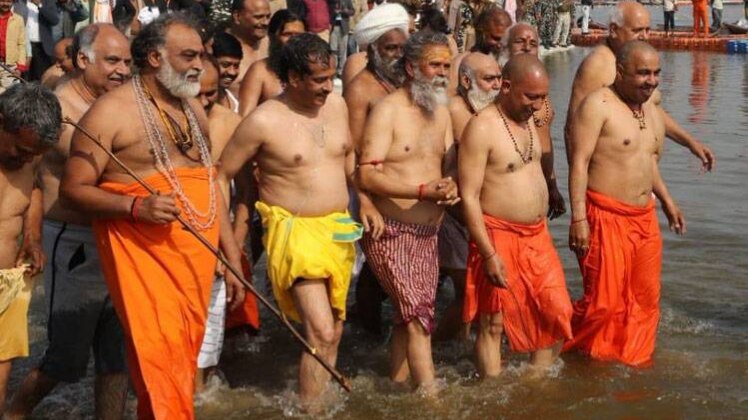 योगी आदित्यनाथ ने संगम में डुबकी लगाई (फाइल फोटो-ट्विटर)