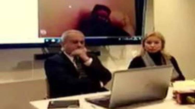 लंदन में हैकिंग पर आयोजित प्रेस कॉन्फ्रेंस