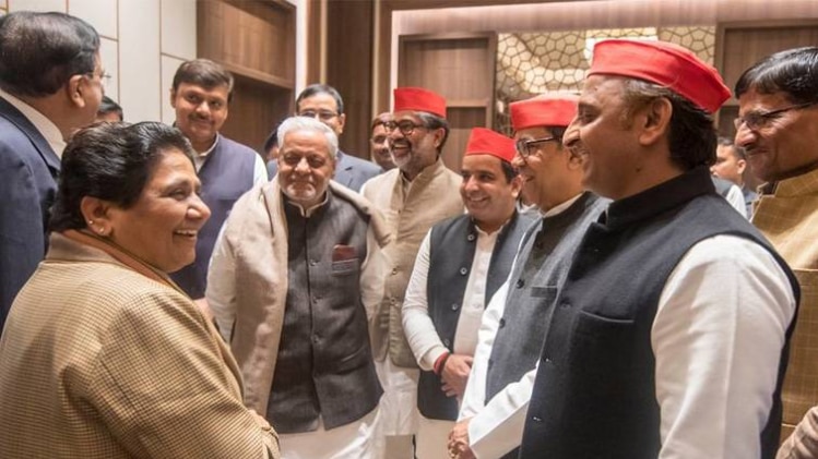 अखिलेश यादव और मायावती (फोटो- twitter/@yadavakhilesh)