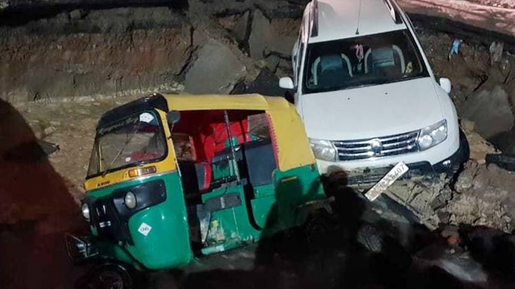 गड्ढे में गिरा ऑटो समेत डस्टर कार(फोटो-आजतक)