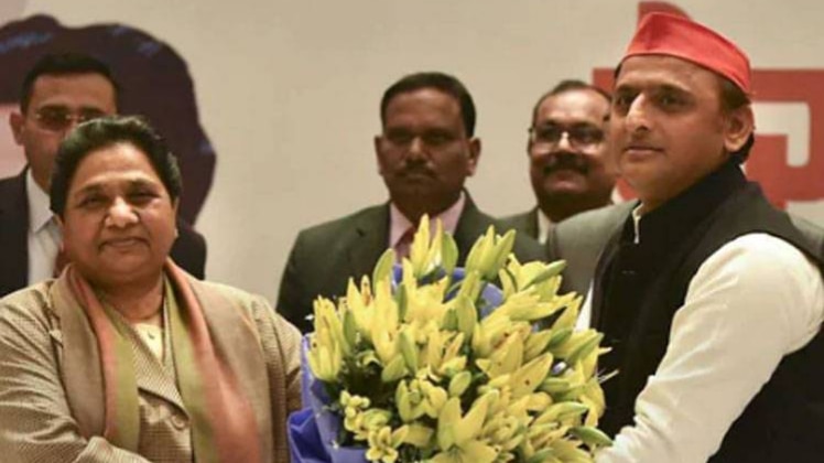 अखिलेश यादव के साथ मायावती (फाइल फोटो-ट्विटर)