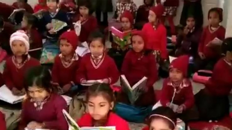 टाट-पट्टी पर बैठने को मजबूर हैं नौनिहाल