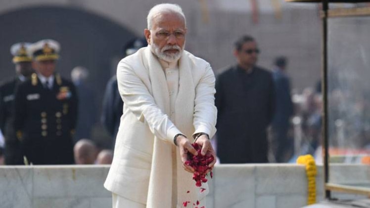 पीएम मोदी सुबह राजघाट पहुंचे (फोटो-PIB)