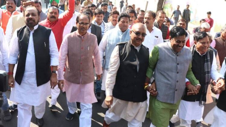 भोपाल में प्रदर्शन करते बीजेपी विधायक