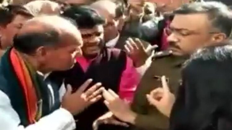 पूर्व मंत्री पर भड़की डीएम