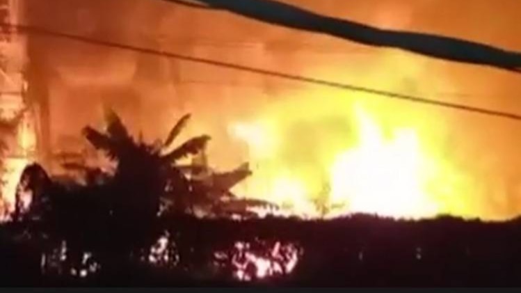 पटना में मोबाइल के टावर में लगी भीषण आग