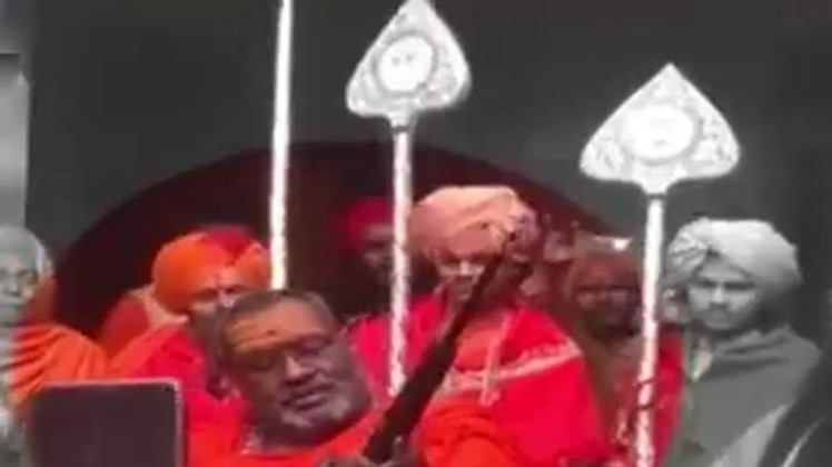 आनंद अखाड़े के  साधु हर्ष फायरिंग करते हुए