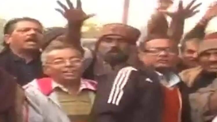 दिल्ली: बीजेपी सांसद के खिलाफ झुग्गीवासियों का विरोध प्रदर्शन