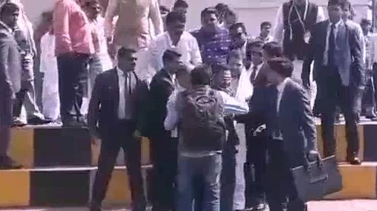 राहुल गांधी बने फोटोग्राफर के मददगार