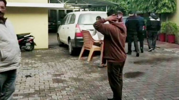 CM हुड्डा के रोहतक आवास पर सीबीआई(फोटो-ANI)