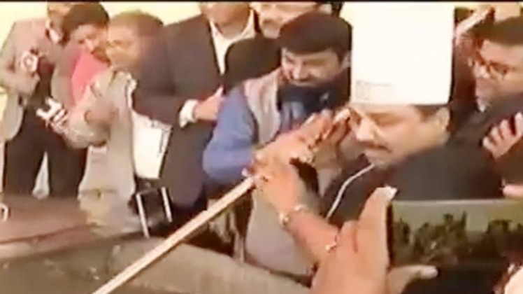 दिल्ली के भाजपा अध्यक्ष मनोज तिवारी खिचड़ी बनाते हुए