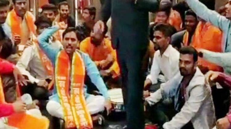 थिएटर में हंगामा करते शिवसेना कार्यकर्ता(फोटो-ANI)