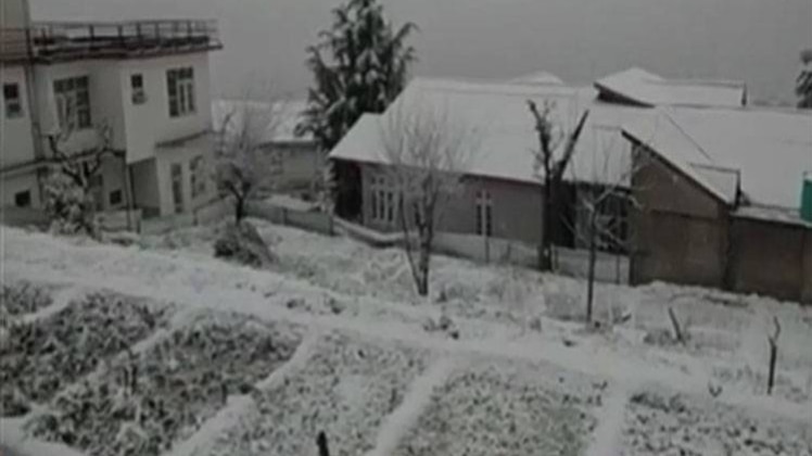 10 मिनट 50 खबरें: पहाड़ों पर लगा बर्फ का 'कर्फ्यू'