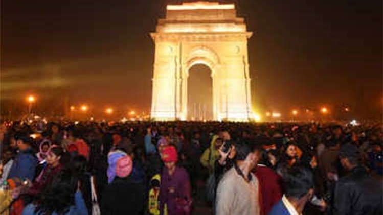 सुबह सुबह: नए साल का जश्न मनाने इंडिया गेट पर जुटी भीड़