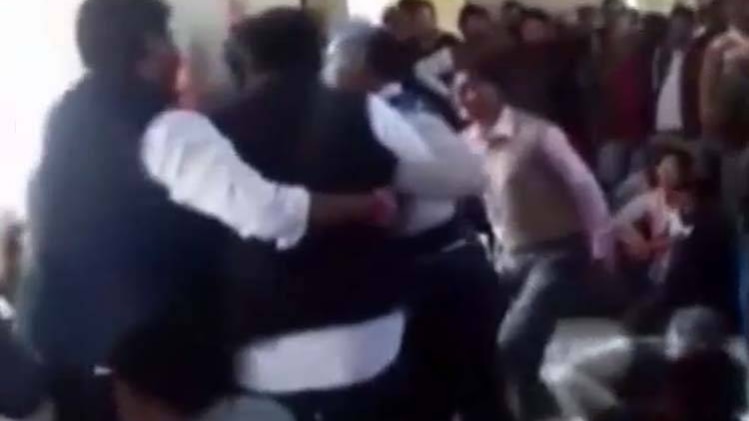 100 शहर 100 खबर: कांग्रेस की बैठक में भिड़े कार्यकर्ता