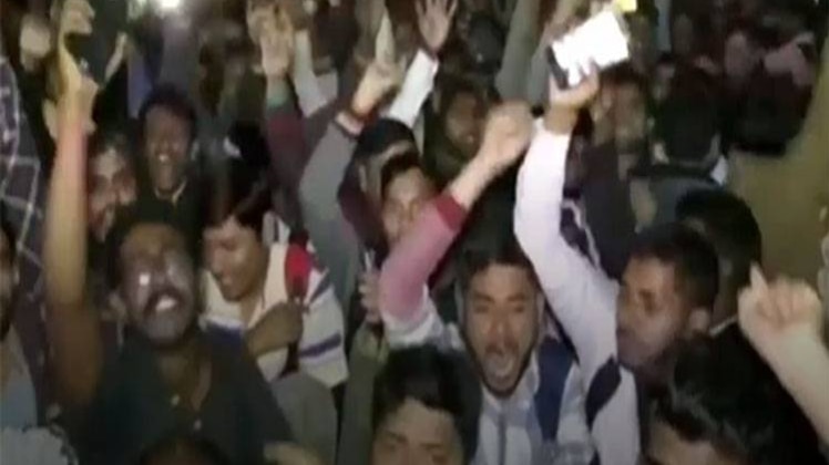 सुबह सुबह: रेलवे की परीक्षा को लेकर हंगामा, पुलिस ने किया लाठीचार्ज