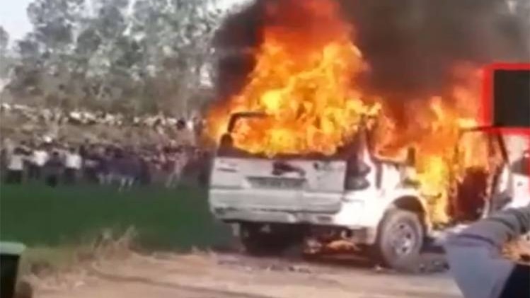 सुबह सुबह: बीच सड़क पर आग का गोला बनी स्कॉर्पियो कार