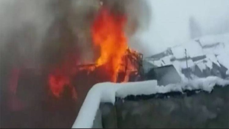 सुबह सुबह: बर्फबारी के बीच लगी आग, 3 मंजिला मकान जलकर खाक