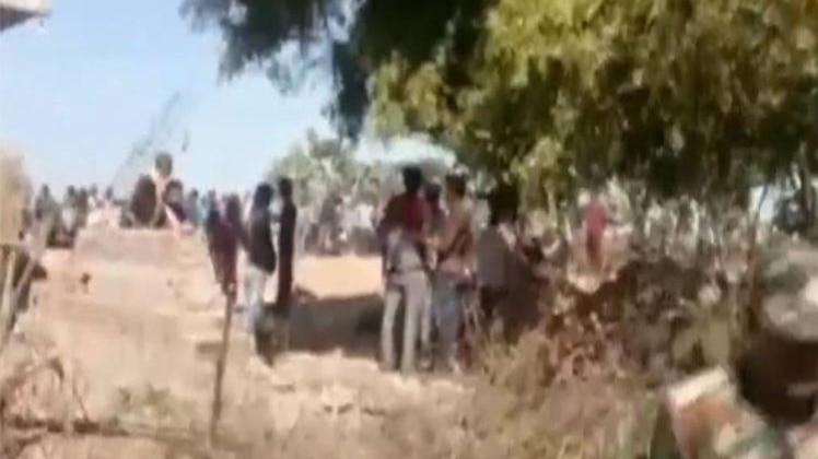 सुबह सुबह: तेज रफ्तार कार का कहर, घर में 3 बच्चियों को कुचला