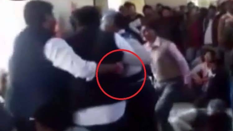 मंत्री के पास बैठने की मची होड़, कांग्रेस कार्यकर्ताओं में हाथापाई