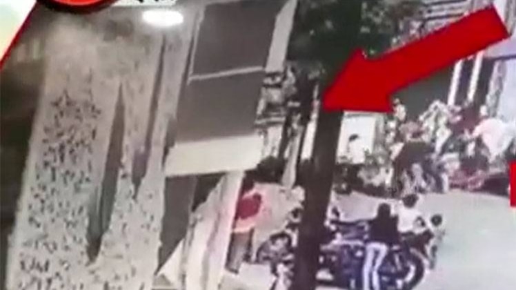 सुबह सुबह: इंदौर में तेज रफ्तार वैन ने 30 लोगों को कुचला