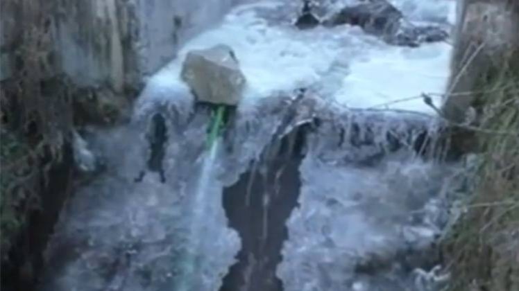 सुबह सुबह: उत्तराखंड में कड़ाके की ठंड, बहता हुआ झरना बना बर्फ