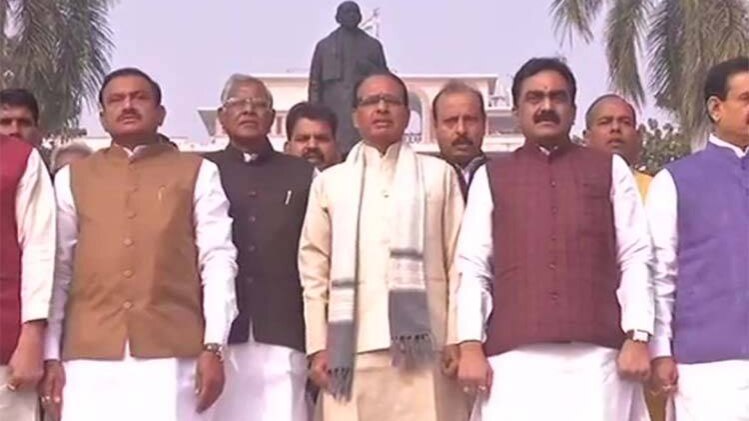 शिवराज सिंह चौहान ने बीजेपी विधायकों के साथ गाया वंदे मातरम