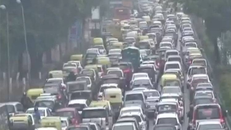 दिल्ली में भारी बारिश के बाद जलभराव, लगा लंबा जाम