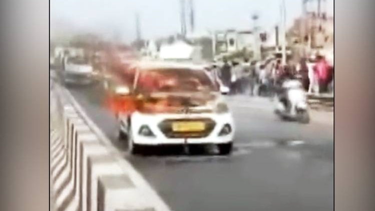 कार में लगी आग