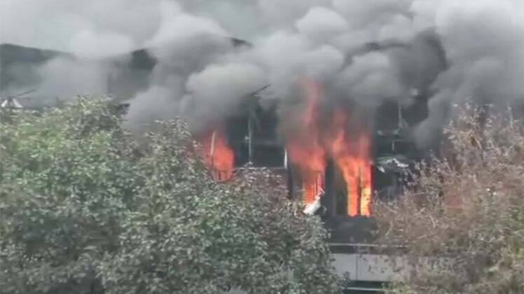 100 शहर 100 खबर: कार्ड की फैक्ट्री में आग का कहर