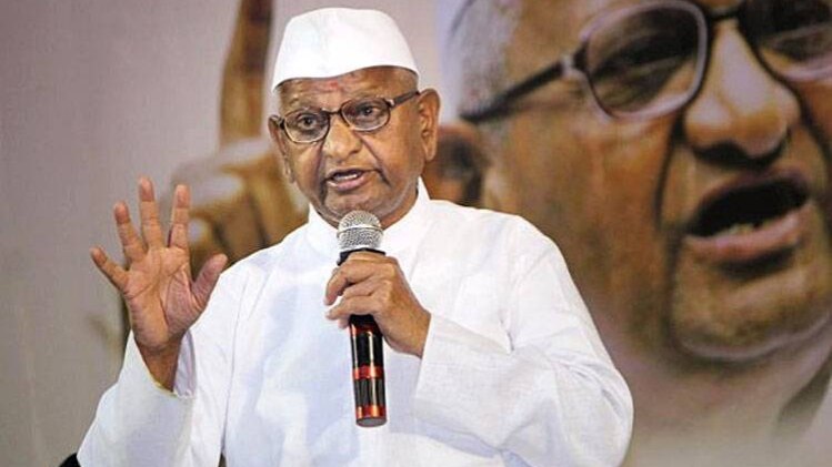 मुंबई मेट्रो: अनशन पर बैठे अन्ना हजारे ने दी अवॉर्ड वापसी की धमकी