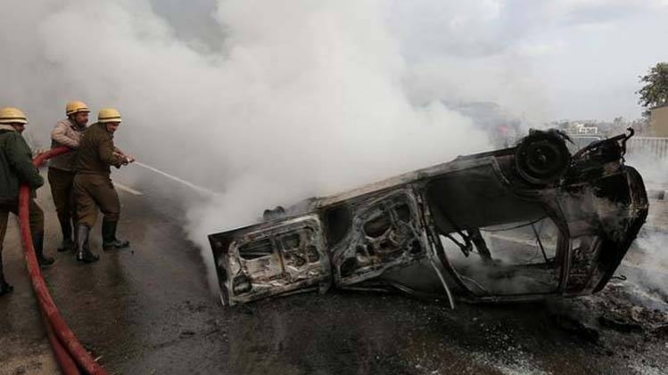 सीआरपीएफ की गाड़ी पर हमला (रॉयटर्स)