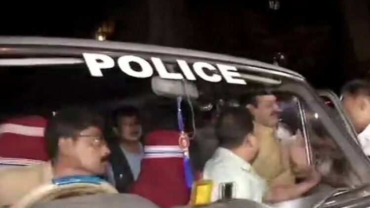 CBI टीम को पुलिस अफसरों ने रोका  (फोटो- twitter/@ANI)