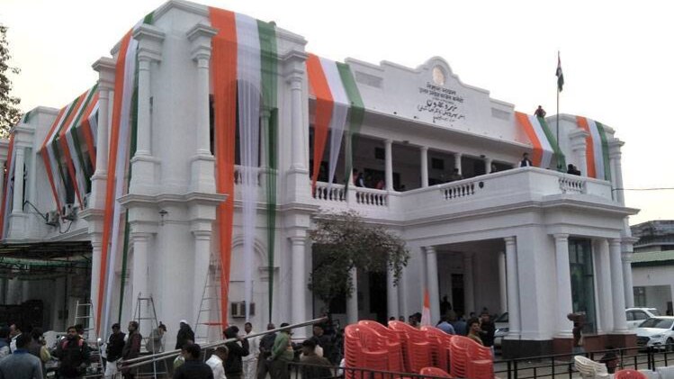 लखनऊ: प्रियंका गांधी के स्वागत में सजा नेहरू भवन