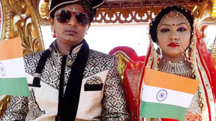 इस दौरान कपल ने अपने हाथ में एक पोस्टर थामा था(फोटो-आजतक)