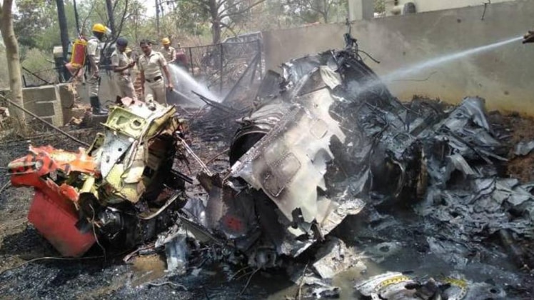 आसमान में टक्कर के बाद दोनों विमानों में आग लग गई