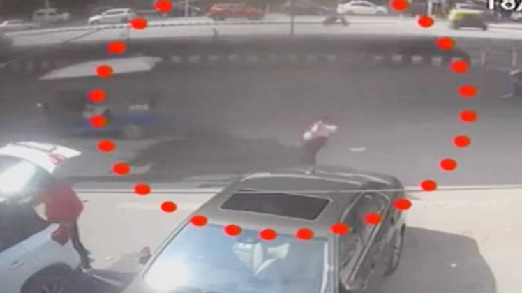 CCTV में कैद हुई 60 फीट ऊंचे फ्लाईओवर से ग‍ि‍रती लड़की