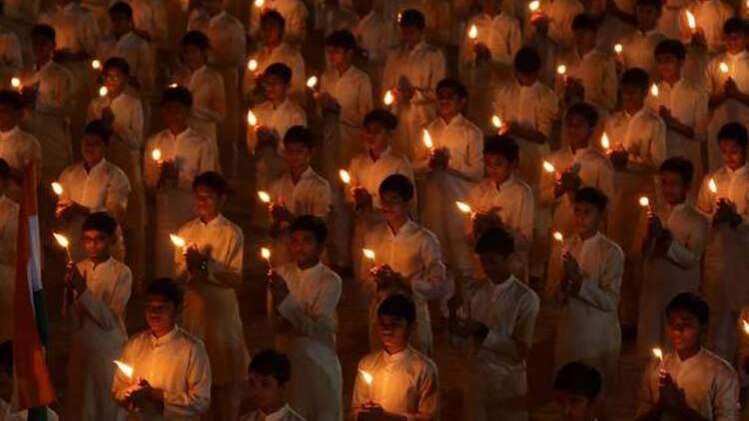 शहीद जवानों की याद में कैंडल मार्च (रॉयटर्स)