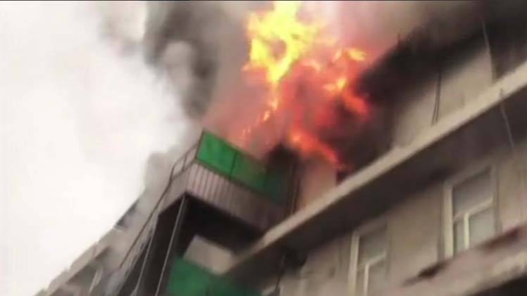 दिल्ली: आर्चीज फैक्ट्री में लगी भीषण आग, लाखों का सामान जलकर खाक