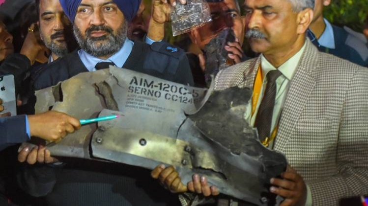 PAF के F-16 से फायर किए गए AARAM मिसाइल के टुकड़ों को दिखाते IAF अफसर (फोटो-PTI)