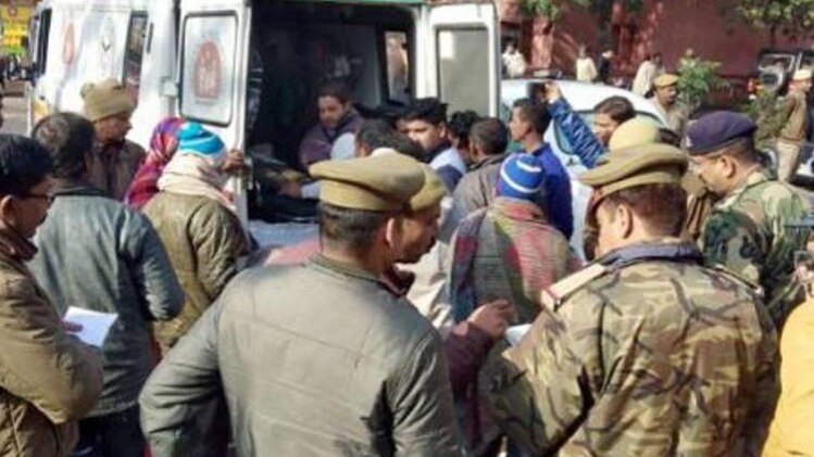 घटना के बाद सहारनपुर के जिला अस्पताल में जुटी भीड़ (फोटो साभार- एम. शौकीन)