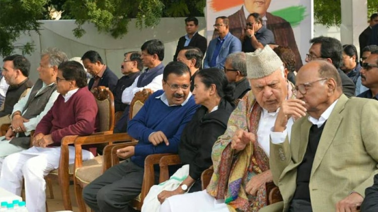 लोकतंत्र बचाओ रैली के दौरान विपक्षी नेता