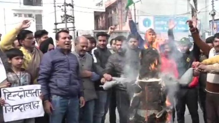 जम्मू और कश्मीर: कठुआ में आज पाकिस्तान के खिलाफ प्रदर्शन(twitter-@ANI)