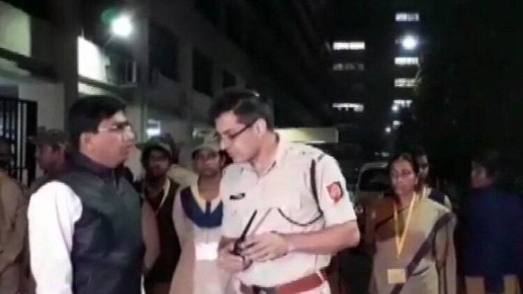 बंगाल में बिधाननगर पुलिस सीबीआई क्षेत्रीय कार्यालय के बाहर मौजूद (Photo: twitter/@ANI)