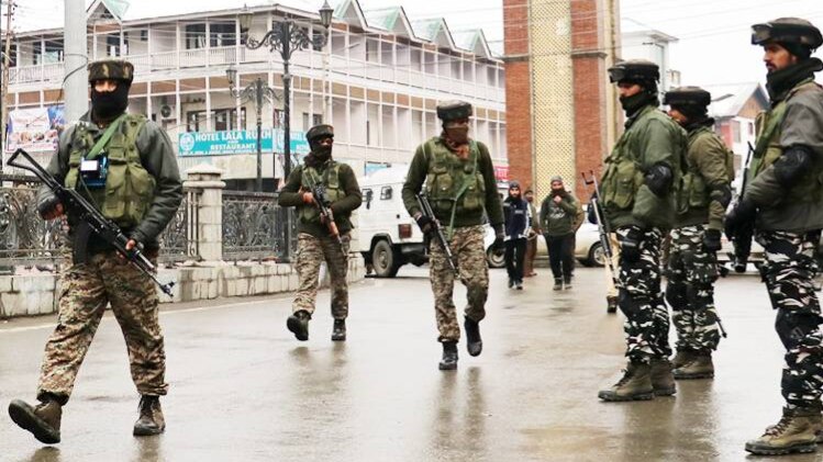 घाटी में तैनात सुरक्षाबल(फाइल फोटो- Rouf A Roshangar)