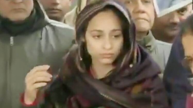 शहीद मेजर विभूति की अंतिम विदाई के दौरान उनकी पत्‍नी(फोटो-ANI)