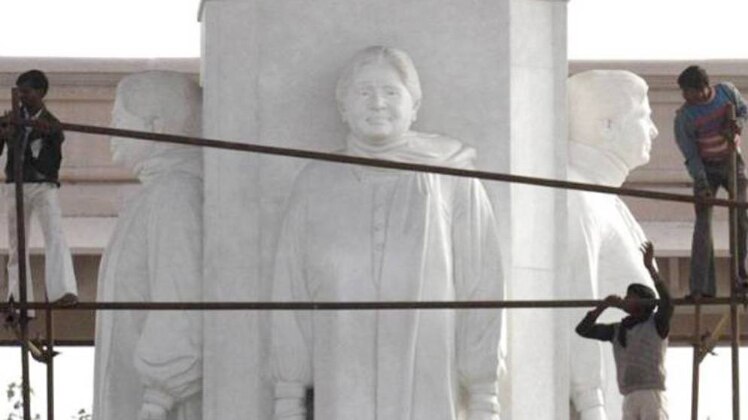 मायावती की मूर्ति