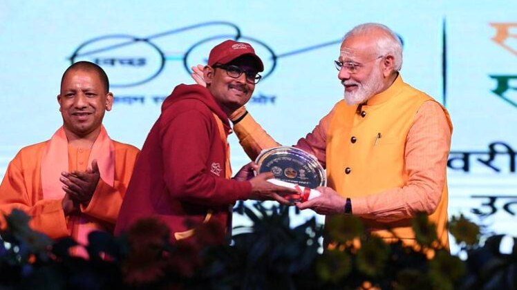 पीएम मोदी ने सफाईकर्मियों को किया सम्मानित(Narendra Modi/Twitter)