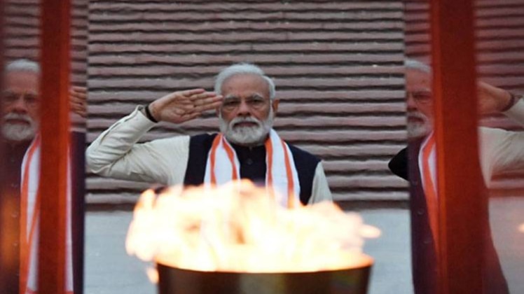 पीएम ने शहीदों को सलामी दी (फोटो: Narendra Modi/Twitter)