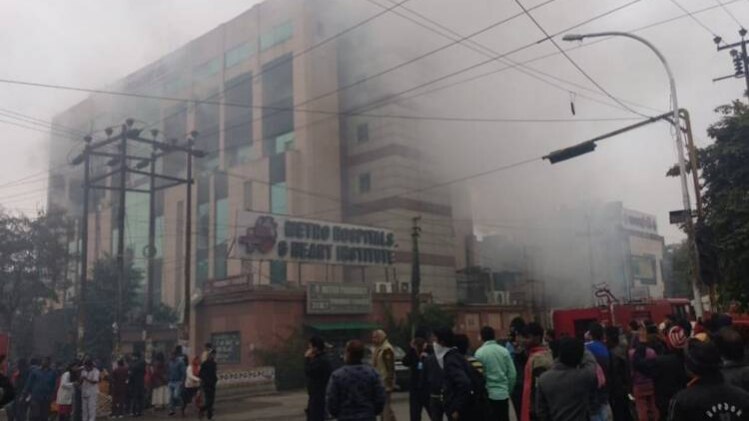 मेट्रो अस्पताल में लगी भीषण आग(फोटो-ANI)